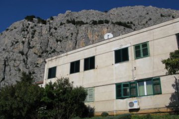 Appartement Bane, Omis