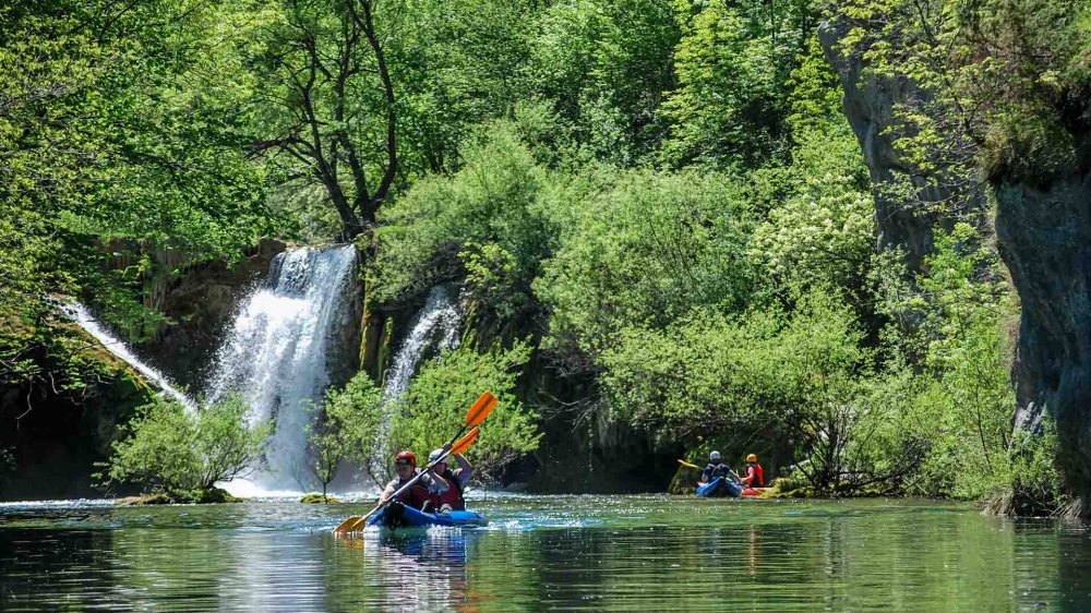 Kayaking auf dem Fluss Mreznica