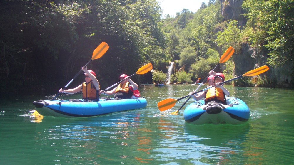 Kayaking auf dem Fluss Mreznica