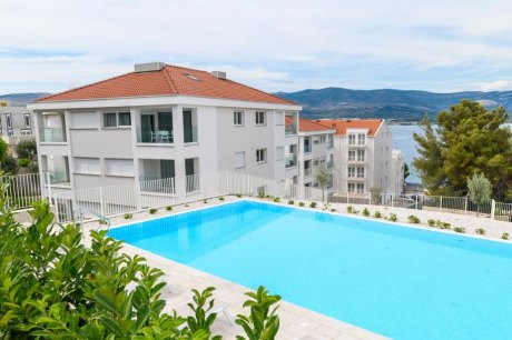 Apartmentvillas Ciovo mit Pool am Strand
